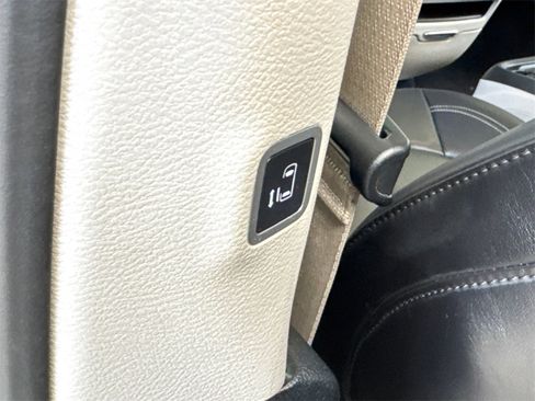 Used 2023 Chrysler Pacifica Touring-L image 8