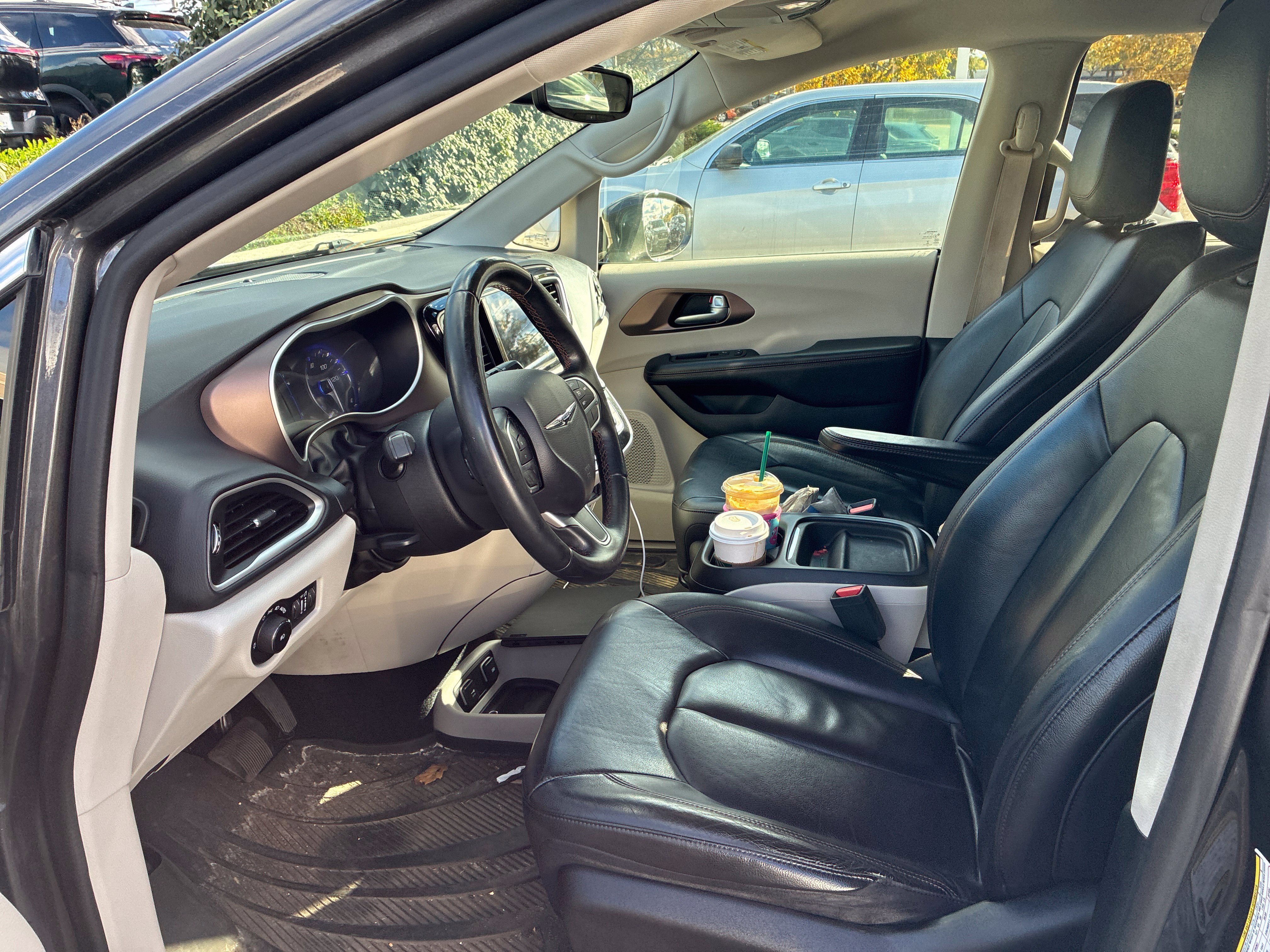 Used 2017 Chrysler Pacifica Touring-L FWD image 6