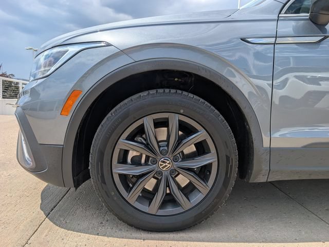 Used 2024 Volkswagen Tiguan SE AWD/4WD image 12