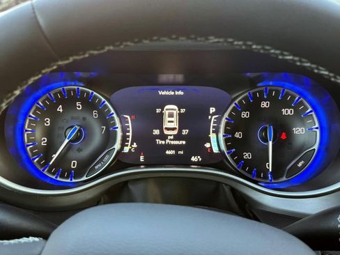 Certified 2025 Chrysler Pacifica Select image 23