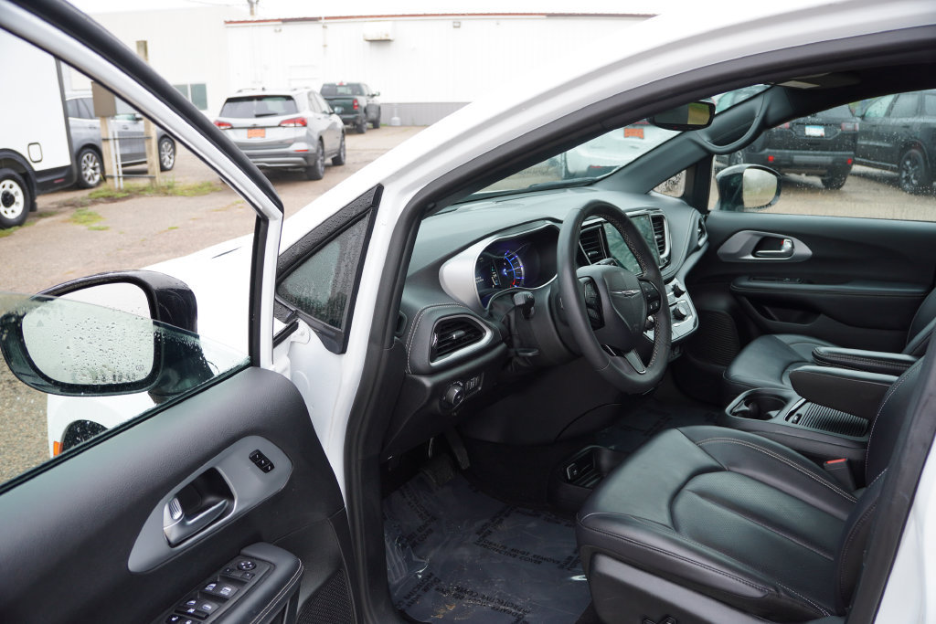 Used 2024 Chrysler Pacifica Limited FWD image 15