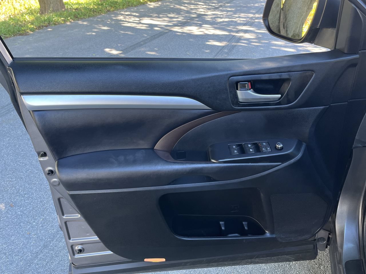 Used 2018 Toyota Highlander XLE AWD/4WD image 2