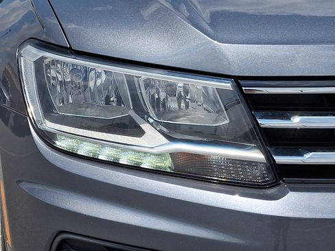 Used 2020 Volkswagen Tiguan SE w/ Panoramic Sunroof Package AWD/4WD image 9