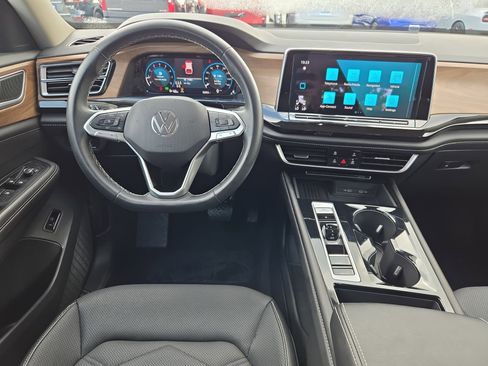 Used 2025 Volkswagen Atlas SE image 28
