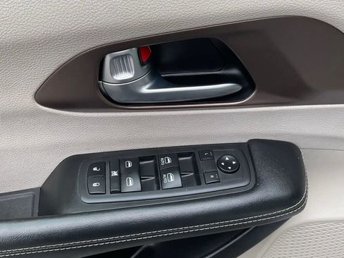 Used 2021 Chrysler Voyager Lxi image 19
