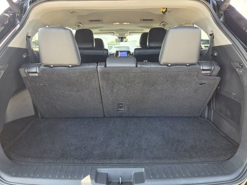 Used 2025 Toyota Highlander XLE FWD image 31