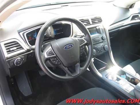 Used 2018 Ford Fusion SE FWD image 2