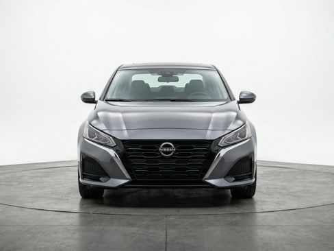 Used 2025 Nissan Altima 2.5 SV FWD image 2