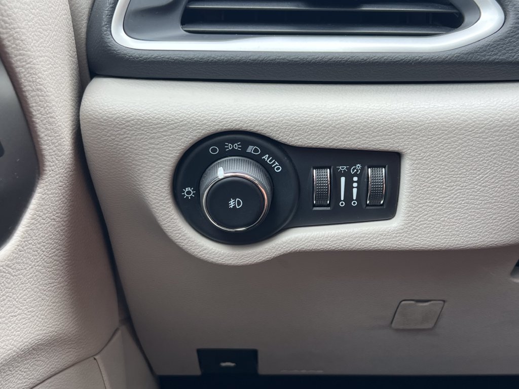 Used 2024 Chrysler Pacifica Touring-L FWD image 23