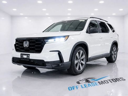 Used 2025 Honda Pilot Sport image 1