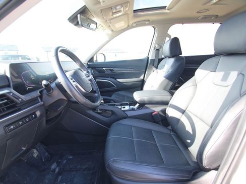 Used 2024 Kia Telluride EX w/ EX Captain's Chair Package image 6