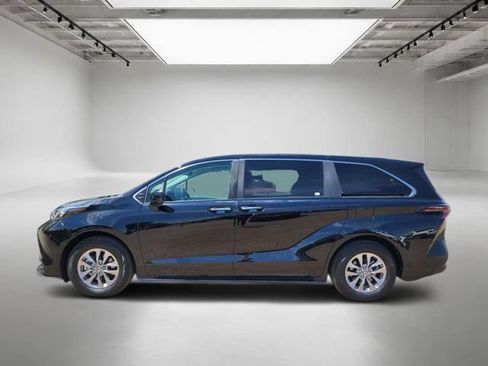 Used 2025 Toyota Sienna XLE AWD/4WD image 2