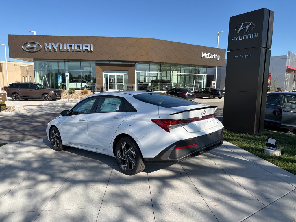 New 2025 Hyundai Elantra SEL FWD image 3