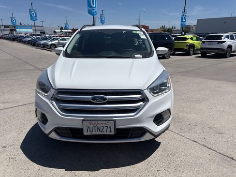 Used 2017 Ford Escape SE w/ Equipment Group 201A FWD image 2
