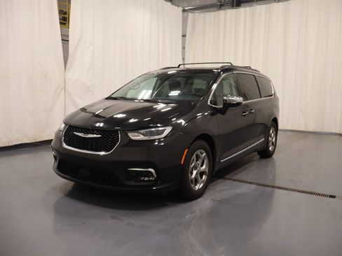 Certified 2023 Chrysler Pacifica Limited FWD image 6