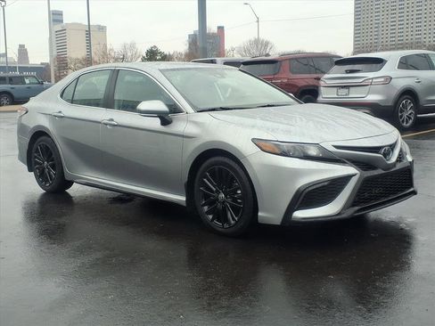 Used 2023 Toyota Camry SE image 3