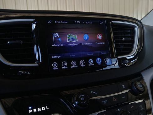 Used 2017 Chrysler Pacifica Touring-L FWD image 20