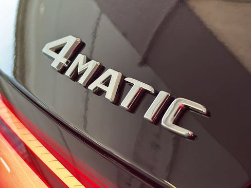 Used 2025 Mercedes-Benz GLC 300 4MATIC image 11