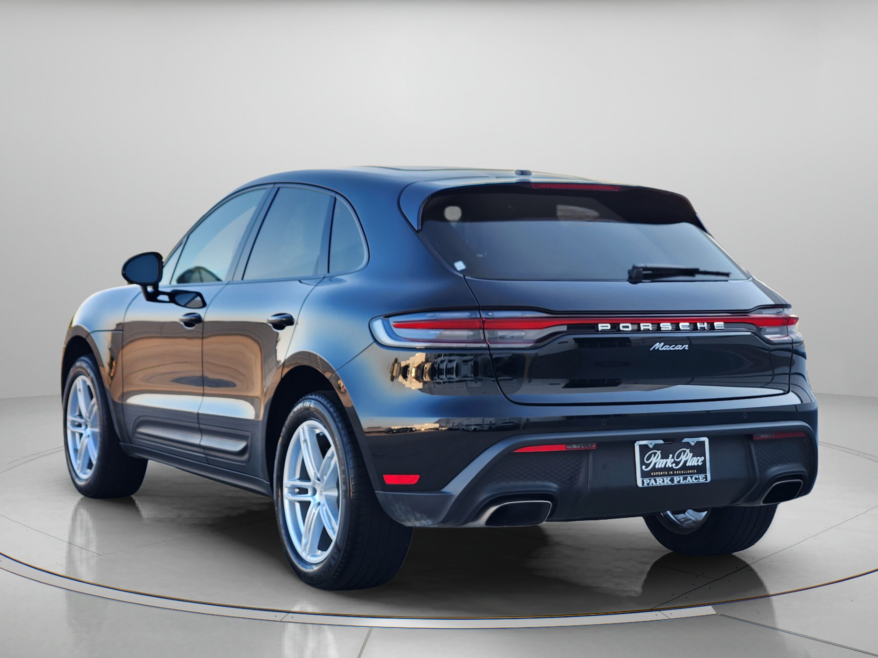 Used 2024 Porsche Macan AWD/4WD image 3