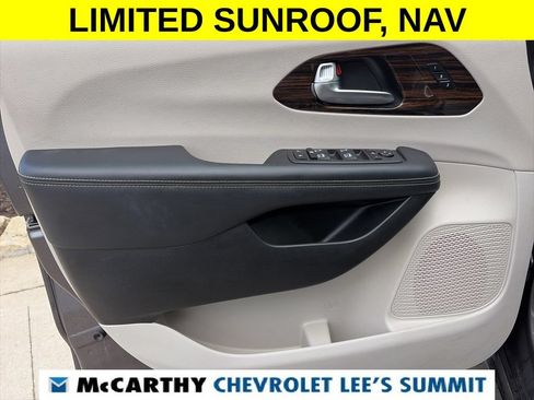 Used 2023 Chrysler Pacifica Limited FWD image 44