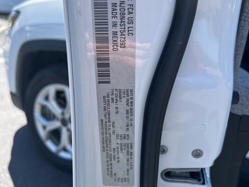 Used 2025 Jeep Compass Latitude w/ Sun & Sound Group AWD/4WD image 4