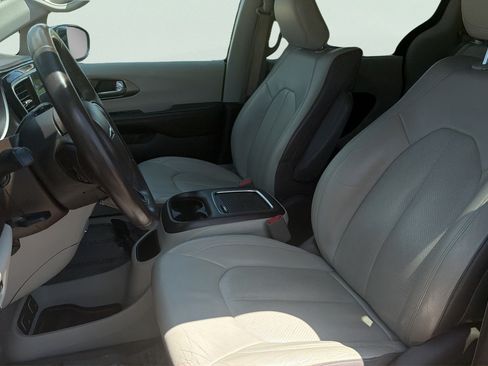 Used 2017 Chrysler Pacifica Touring-L Plus w/ Advanced Safetytec Group FWD image 12