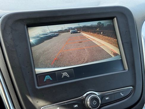 Used 2018 Chevrolet Equinox LT image 3