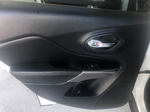 Used 2019 Jeep Cherokee Latitude w/ Popular Appearance Group image 20