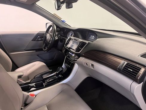 Used 2017 Honda Accord Touring image 11