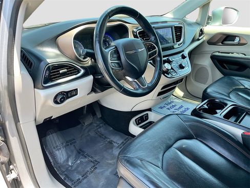 Used 2018 Chrysler Pacifica Touring-L image 9