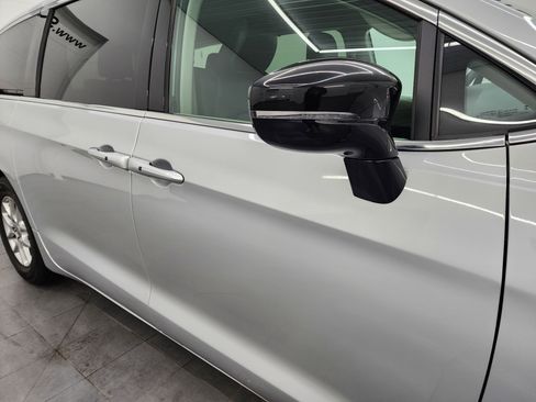 Used 2024 Chrysler Pacifica Touring-L FWD image 23