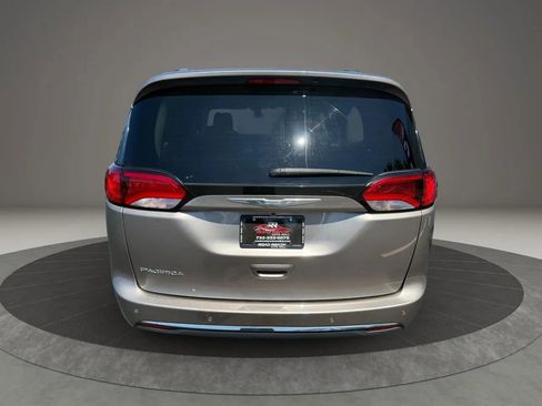 Used 2017 Chrysler Pacifica Touring-L image 8