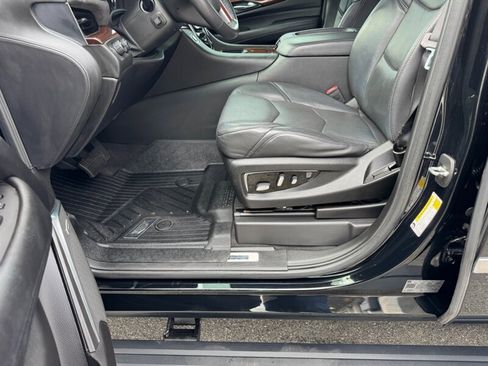 Used 2020 Cadillac Escalade ESV Premium Luxury image 18