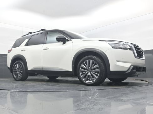 Used 2024 Nissan Pathfinder SL w/ SL Premium Package FWD image 20