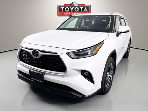 Used 2023 Toyota Highlander XLE AWD/4WD image 3
