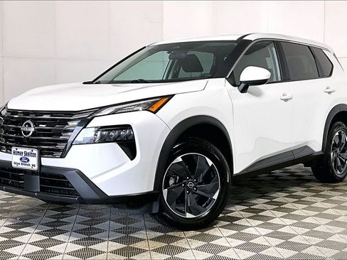 Used 2024 Nissan Rogue SV image 2