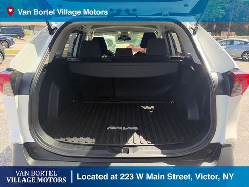 Used 2022 Toyota RAV4 LE AWD/4WD image 32