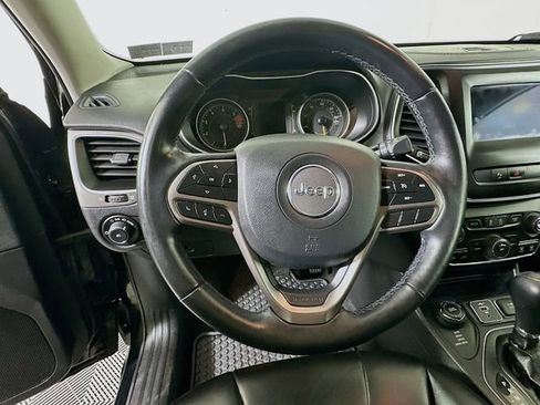 Used 2019 Jeep Cherokee Latitude Plus w/ Cold Weather Group AWD/4WD image 14