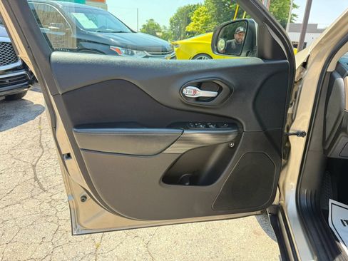 Used 2015 Jeep Cherokee Latitude w/ Trailer Tow Group FWD image 9