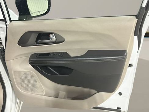 Used 2024 Chrysler Pacifica Touring-L FWD image 29