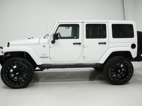 Used 2015 Jeep Wrangler Unlimited Sahara w/ Connectivity Group image 7