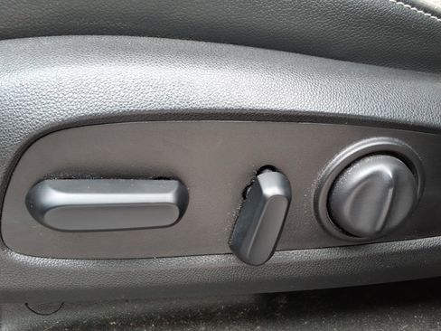 Certified 2019 Chevrolet Equinox Premier w/ LPO, Style and Go Package image 8