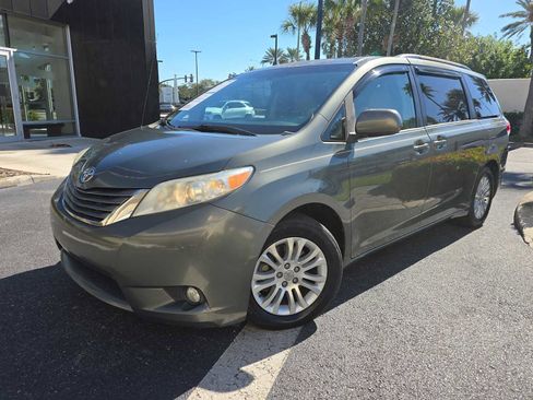 Used 2014 Toyota Sienna XLE image 27