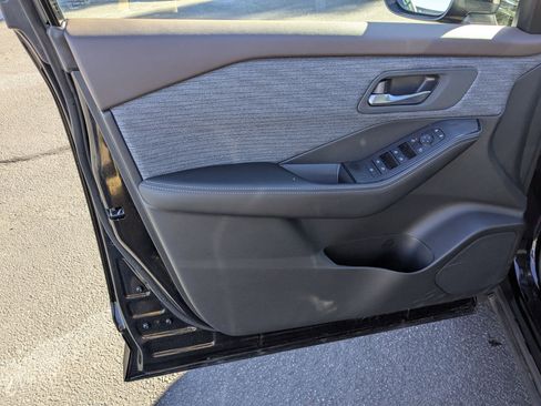 Used 2023 Nissan Rogue SV image 14