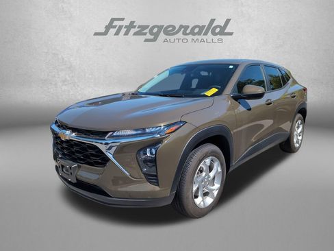Used 2024 Chevrolet Trax LS w/ LS Convenience Package FWD image 3