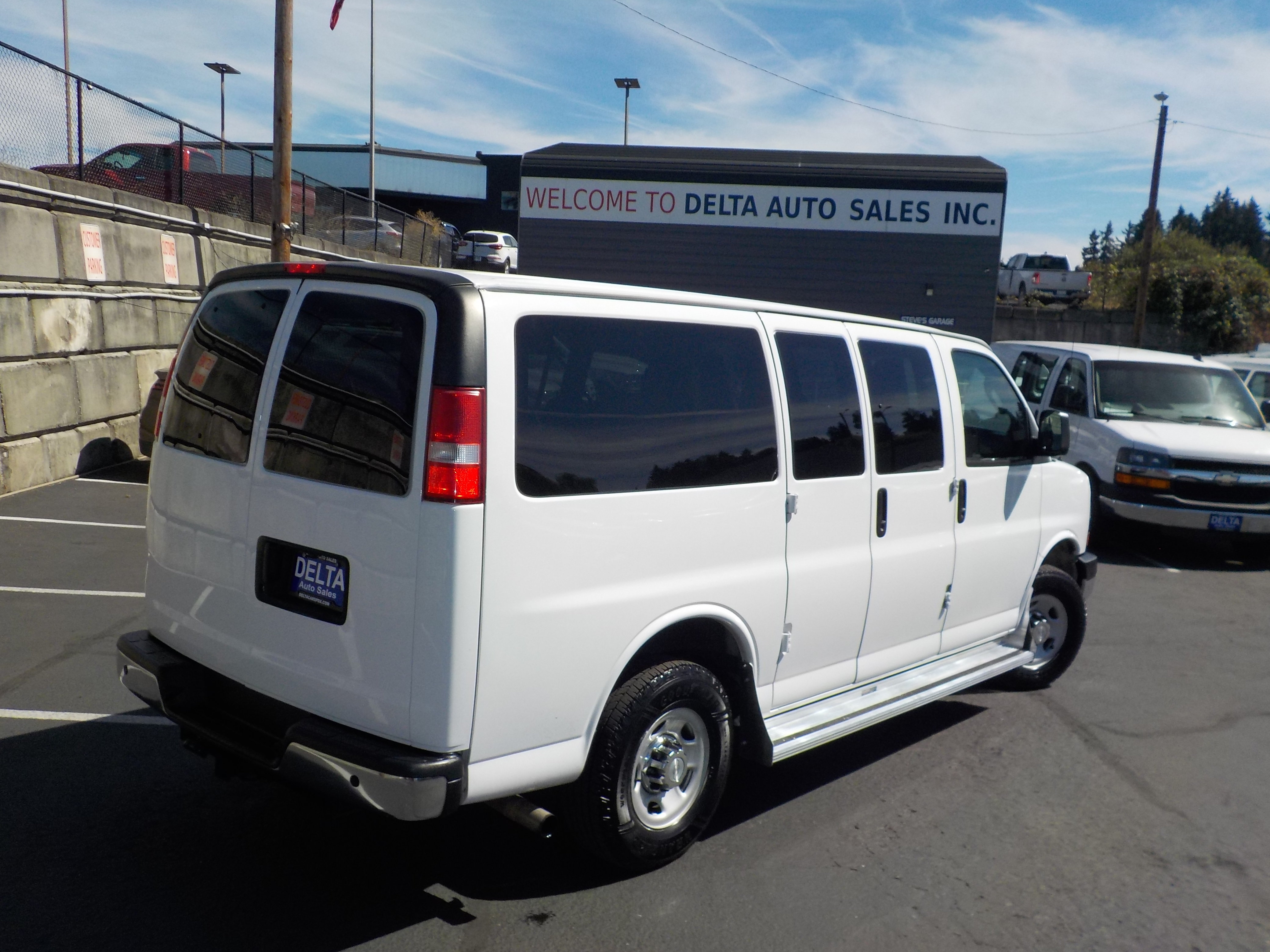 Used 2017 Chevrolet Express 3500 LT w/ LT Preferred Equipment Group RWD image 11
