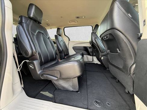 Used 2023 Chrysler Pacifica Touring-L FWD image 14