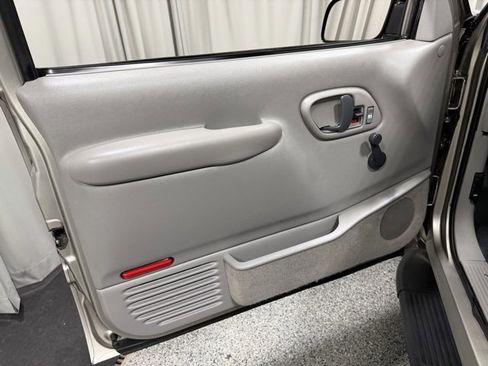 Used 1999 Chevrolet Suburban 2WD image 14