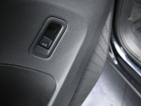 Used 2024 Volkswagen Atlas Cross Sport SE FWD image 21