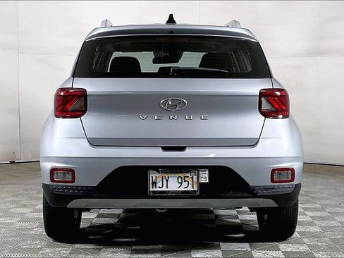 Used 2022 Hyundai Venue SEL FWD image 3